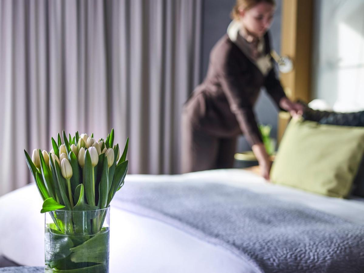 Sofitel Munich Bayerpost Hotel Luaran gambar A chambermaid making a bed