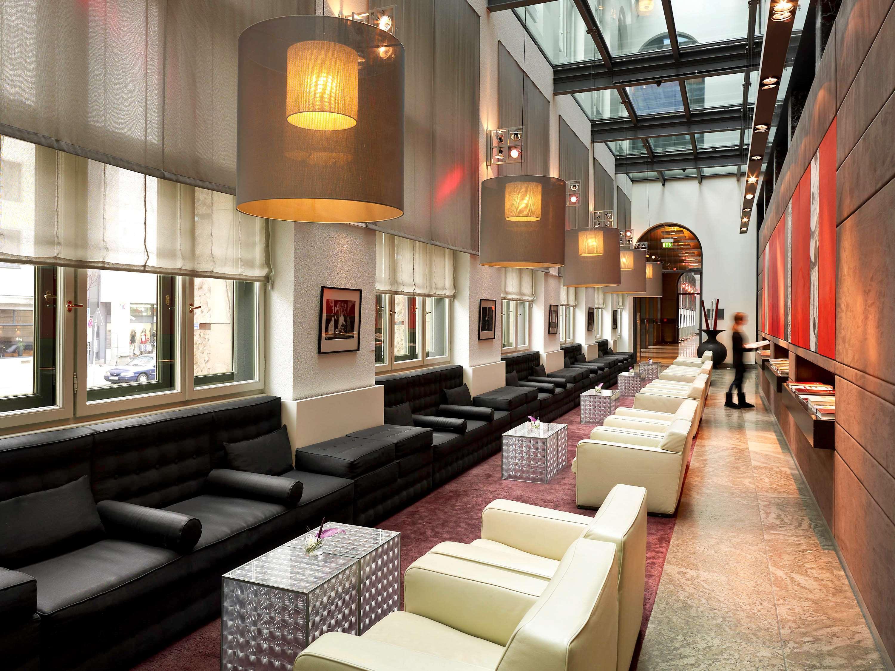 Sofitel Munich Bayerpost Hotel Luaran gambar The lounge at the airport