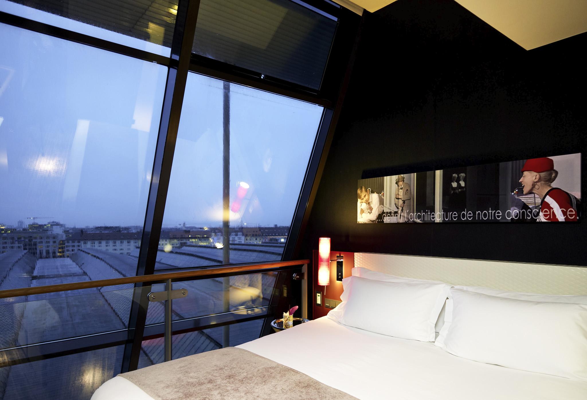Sofitel Munich Bayerpost Hotel Luaran gambar A room at the airport hotel