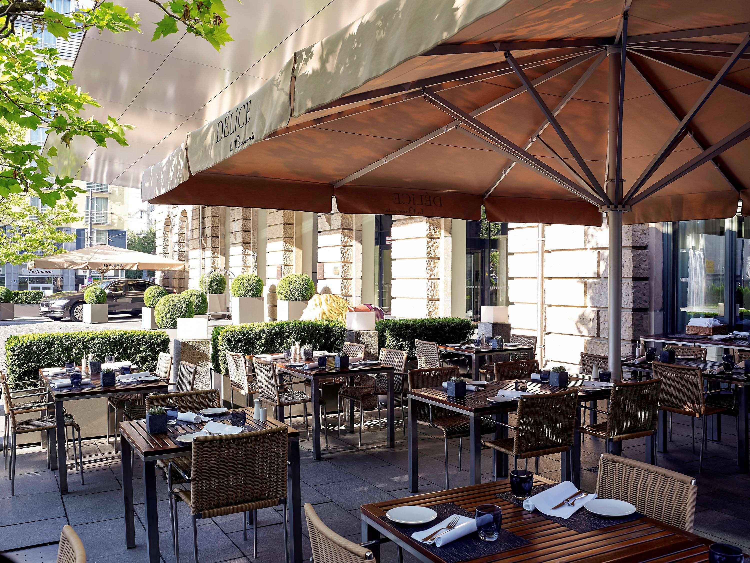 Sofitel Munich Bayerpost Hotel Luaran gambar The patio at the restaurant