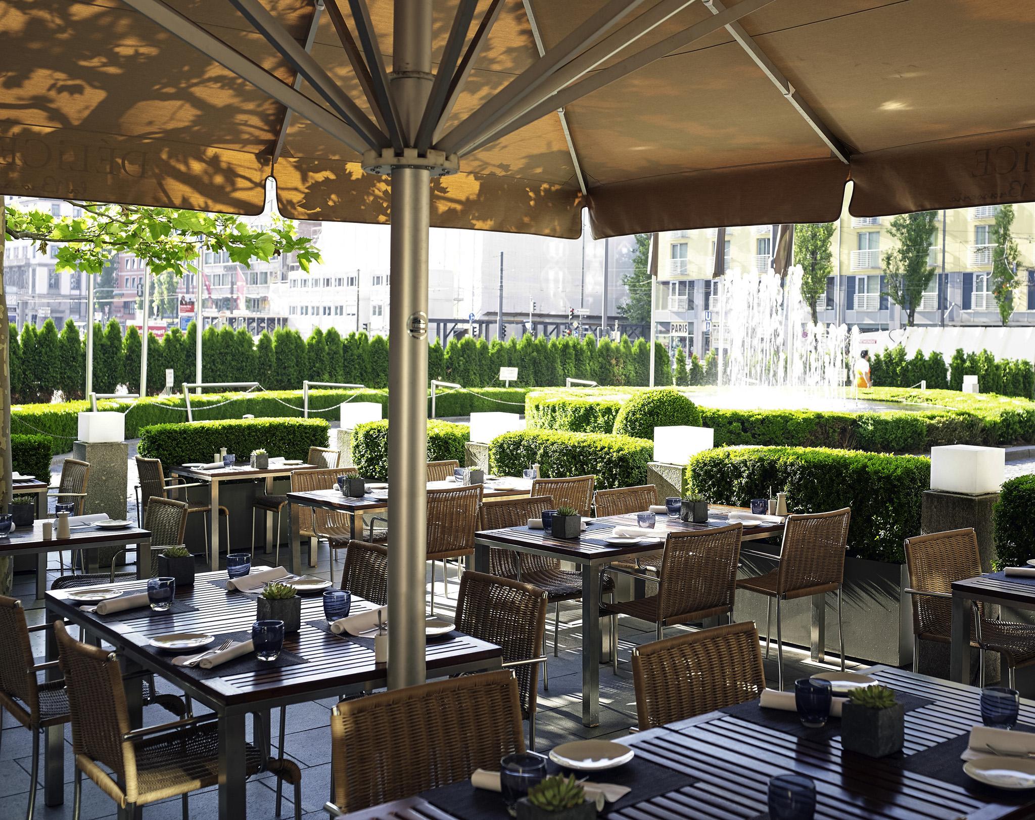 Sofitel Munich Bayerpost Hotel Luaran gambar The Terrace at the Four Seasons Hotel
