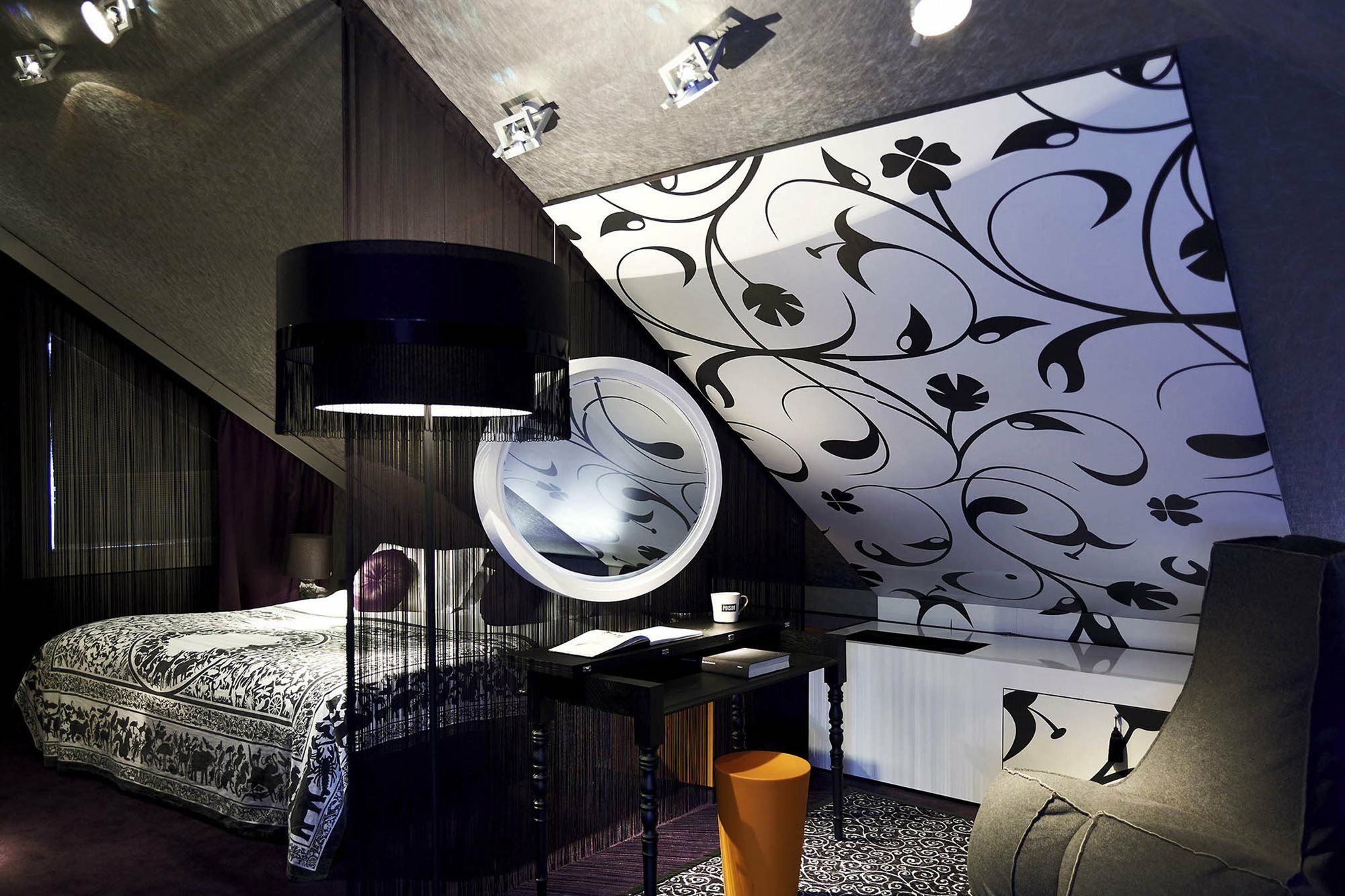 Sofitel Munich Bayerpost Hotel Luaran gambar The interior of the hotel